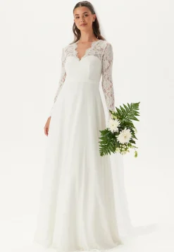 Scallop V-Neck Lace Gown
